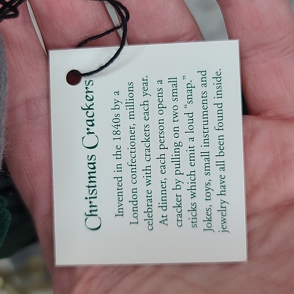 Byers' Choice Caroler 2004 Christmas Traditions Man with Christmas Crackers - Picture 17 of 17